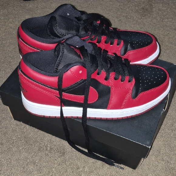 Air Jordan 1 Low Shoes Red and Black - Picture 6 of 7